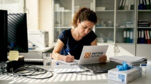 Ερευνητής στον τομέα της βιοϊατρικής που εργάζεται σε ιατρικό γραφείο.